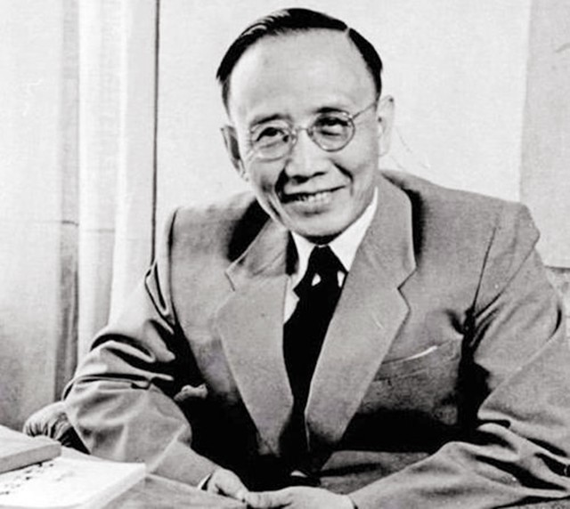 泰山上“虫二”两字，日本专家研究了十年，郭沫若一笑破解谜底