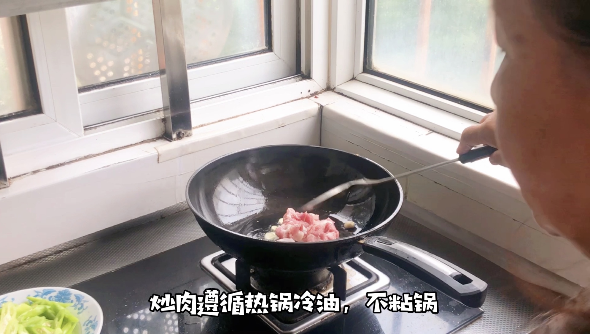 茄子为什么中超不熟(茄子炒肉：如何解决茄子炒不熟、皮咬不烂、水分大？两招搞定)