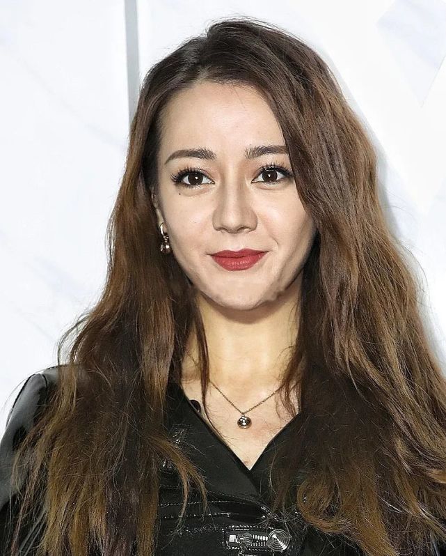 迪丽热巴生图引热议,粉丝斥摄影师恶意P图,对方怒曝原图视频