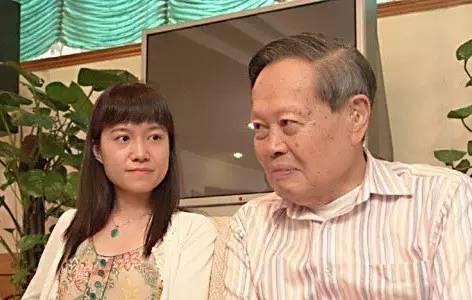 99岁杨振宁与娇妻恩爱如初，杨振宁表白：她是上帝赐给我的礼物