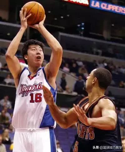 第一位在NBA赛场上场的中国队员是(他是中国登陆NBA第一人！还晃翻过加内特！)