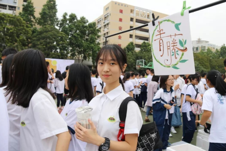 校长站垃圾桶旁吃学生剩菜，引起众人热议，是作秀还是以身作则