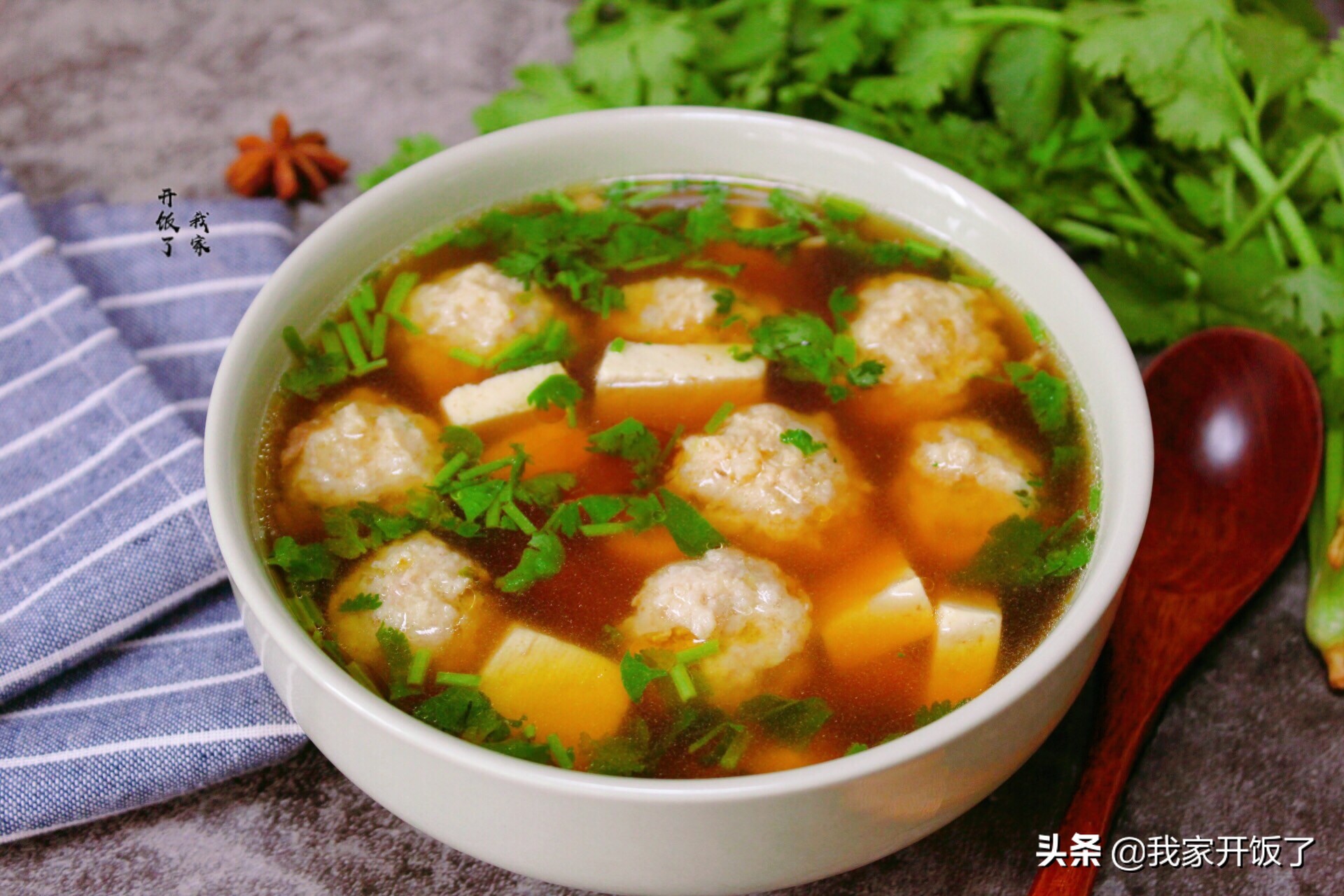生汆肉丸子调馅技巧：如何做出鲜嫩多汁的美味肉丸