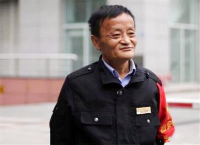 51岁四川老农撞脸马云，走红后狮子大开口要价，终黯然回乡捡蘑菇