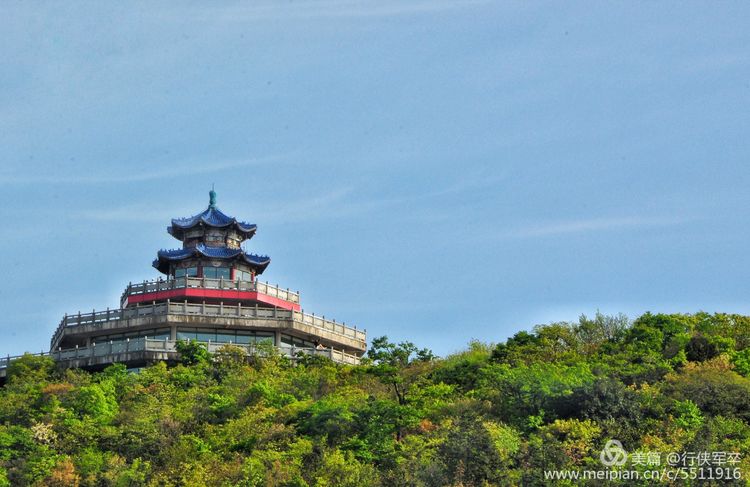 玉壶峰下松涛起，天界佛国掸尘埃！走遍千山万岭，唯天门山独有