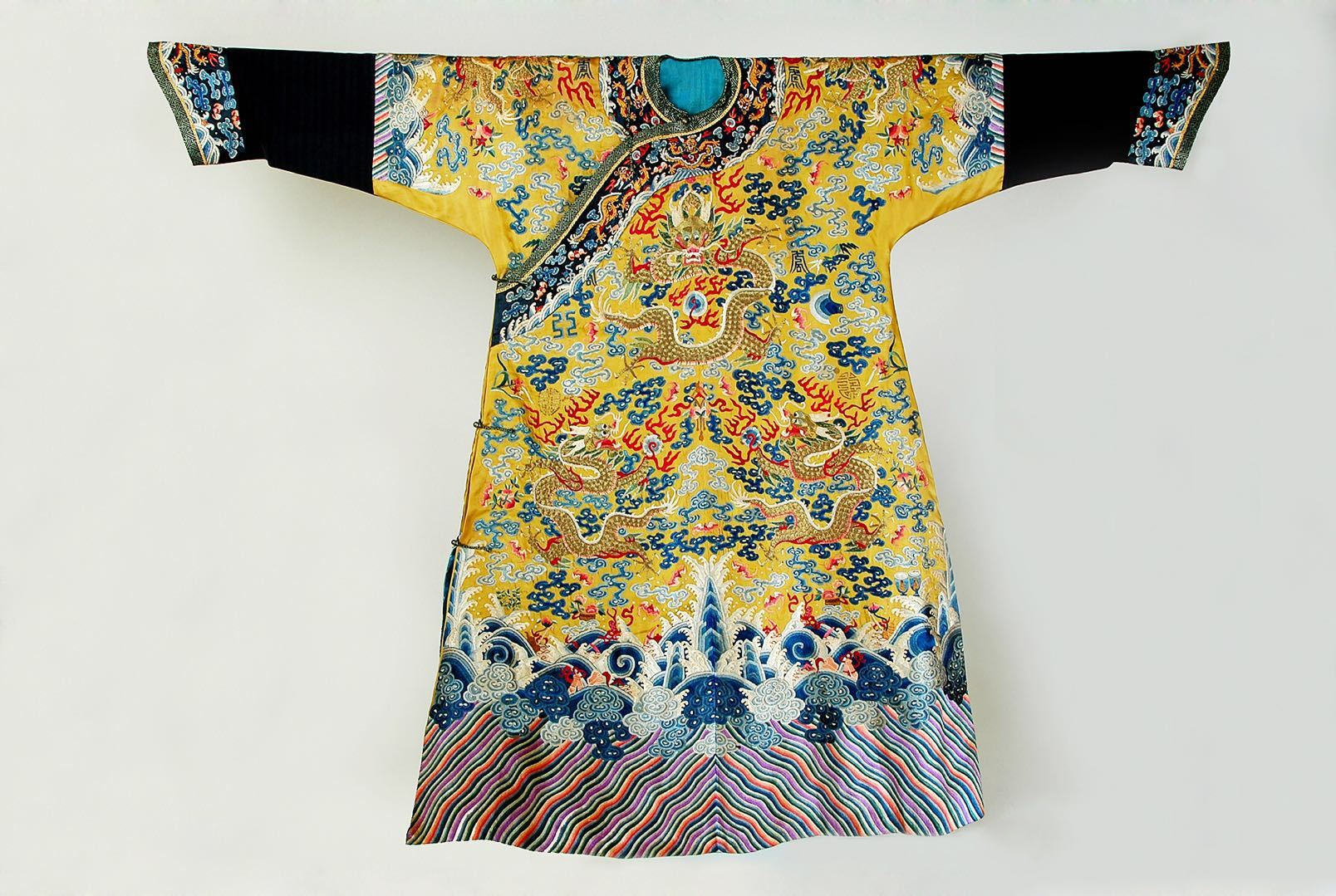 古代的龙袍才是顶级奢侈品!工序复杂,材料珍贵