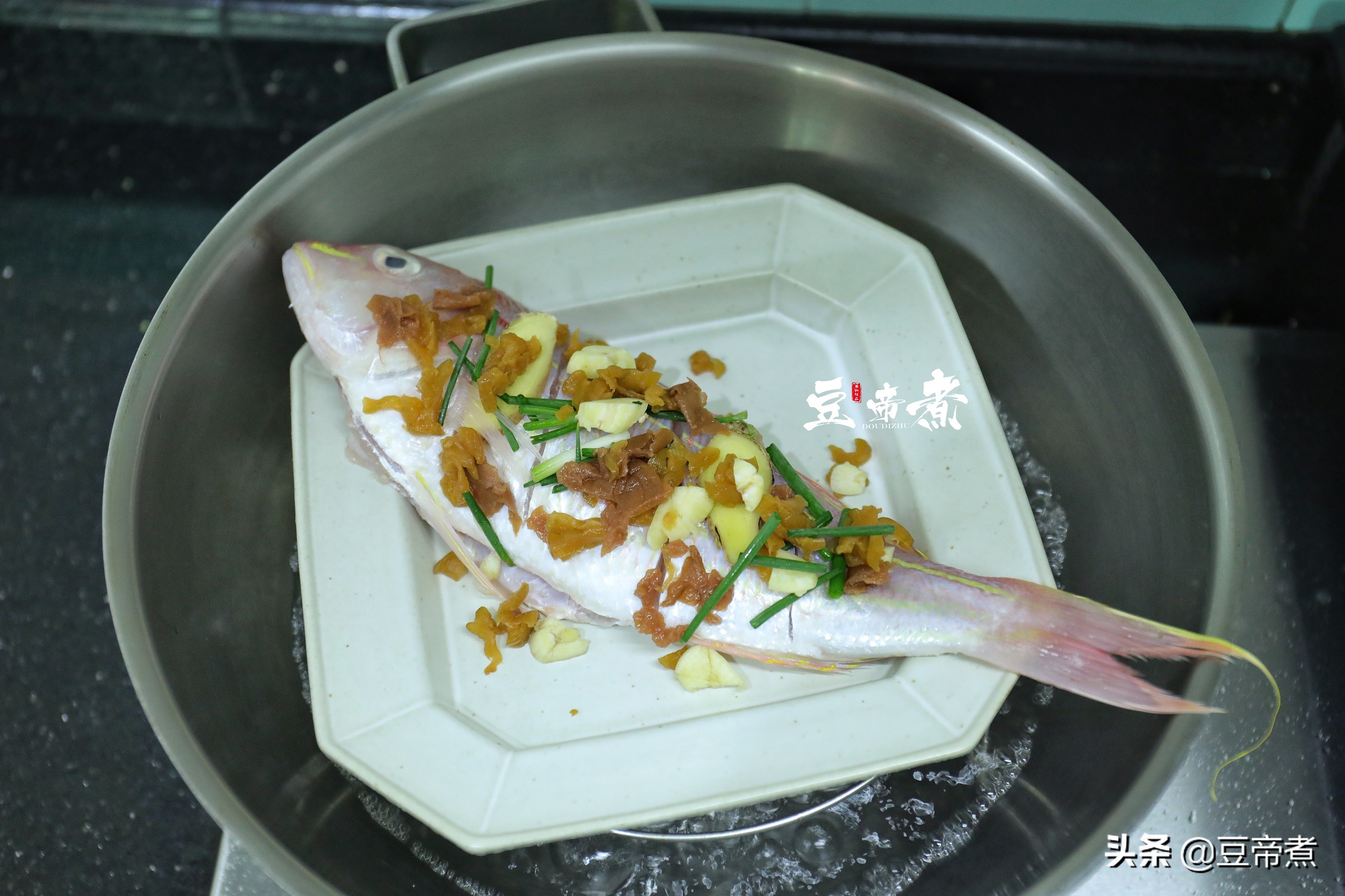 家婆蒸鱼有诀窍，加入了两种农家咸菜，不仅鱼不腥还特别开胃好吃