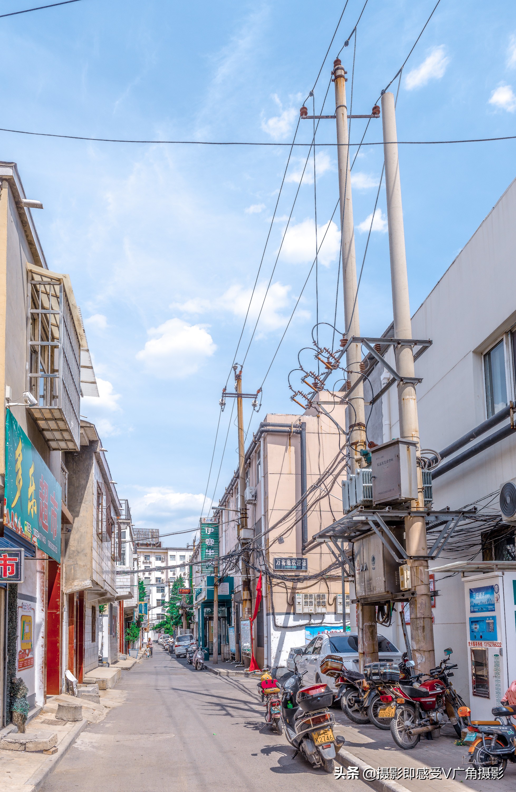 其次,直射光照射下的建筑近大远小的立体感,空间感也非常明显.