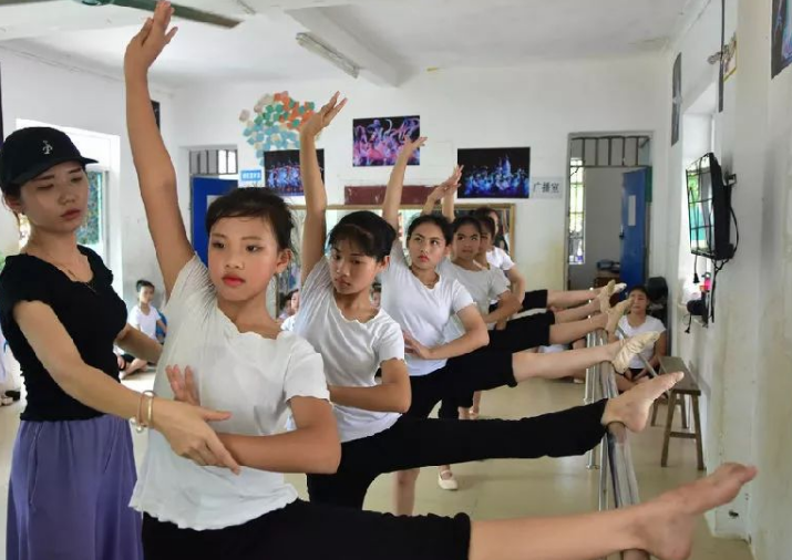 初中生“黑板板”走红，老师看完不舍得擦掉，网友的评价很高