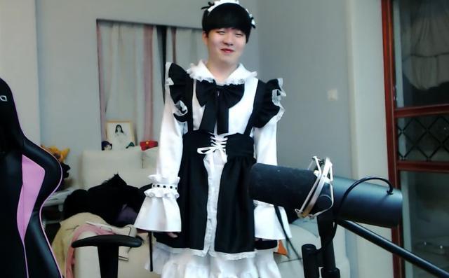大一新生开学日，男生身穿“女仆装”漫步校园，造型奇葩难以理解