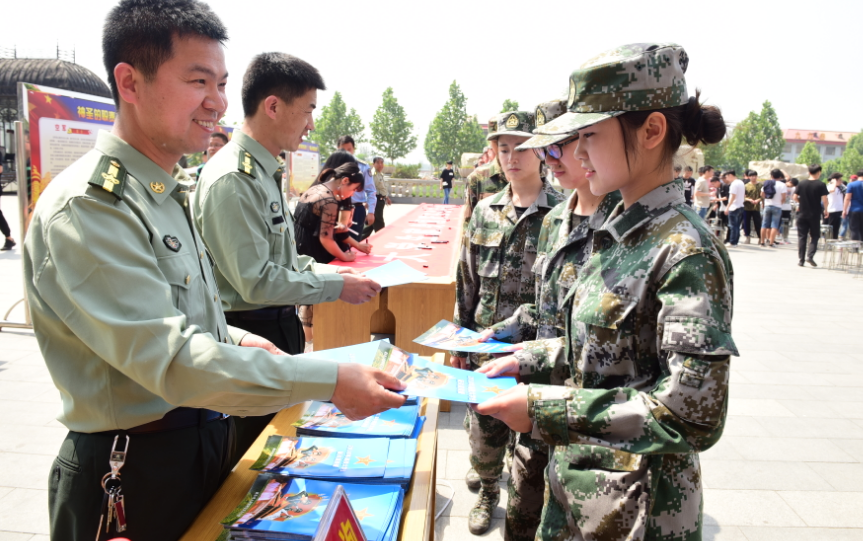 大学生专属福利，2021参军入伍可保送军校，但要符合部队招录要求