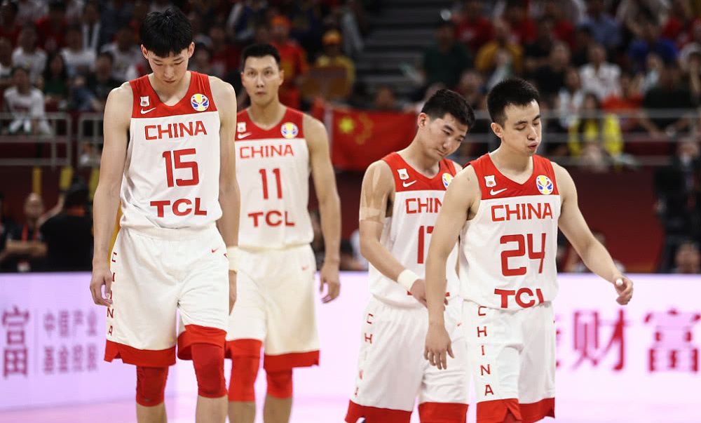 周琦为什么在nba上发球(周琦关键发球为何如此业余？央视名嘴一言道破：不要一味追求NBA)