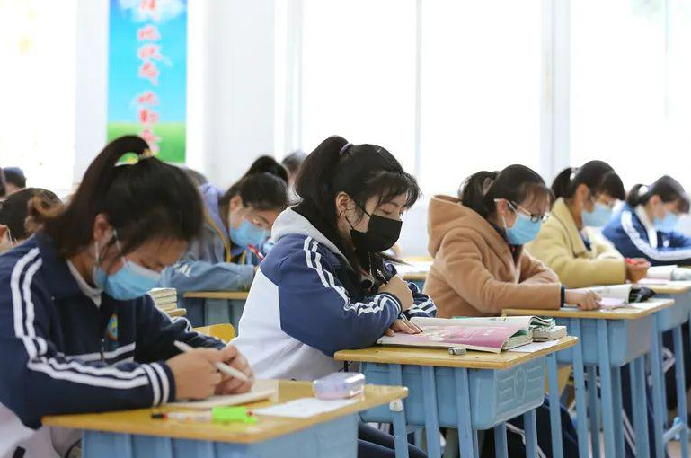 北大博士梅桢应聘教授，被爆高考400多分，靠移民走捷径进北大