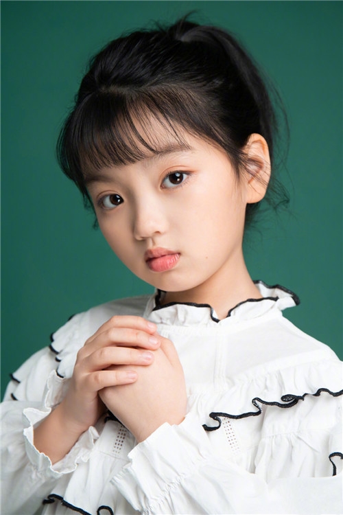 萌娃阿拉蕾近照曝光,网友评论:眼神里没有稚气,一点不像个孩子