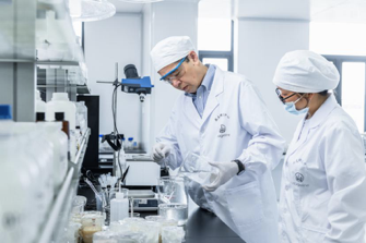 参观麦吉丽研发工厂，揭秘高端国货护肤品牌背后的故事