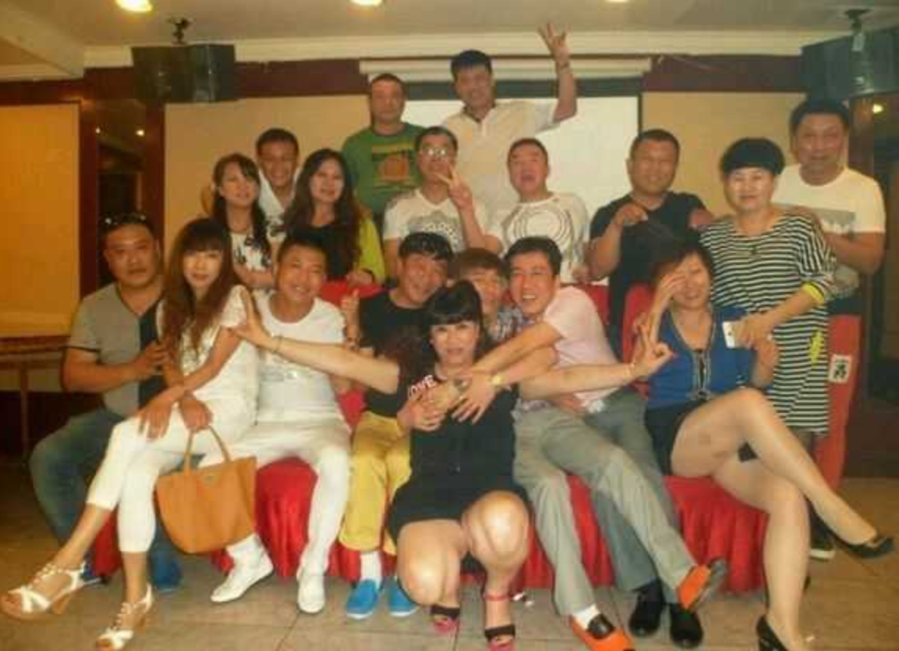 高中同学聚会，班长开了一辆“宾利”，近看才发现这车得40万