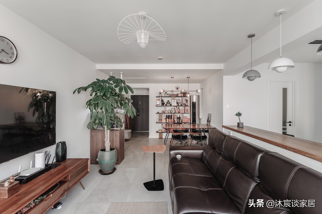 她家看着平淡，但简洁清爽，用窗帘隔出一间卧室，温馨且幸福