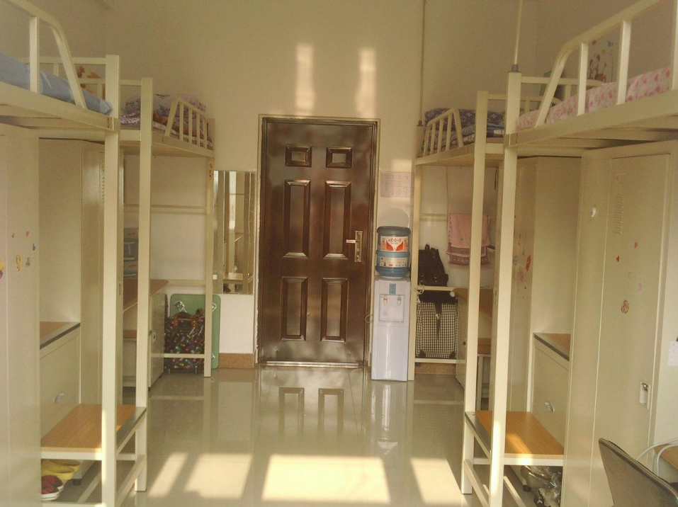 全国“寒碜”大学宿舍走红，环境堪比荒野求生，部分图片引起不适