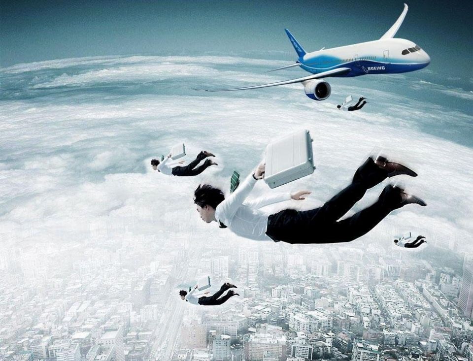 就像鸟儿一样飞行在空中,身边有白云相伴,与鸟儿同行,感觉两只胳膊和