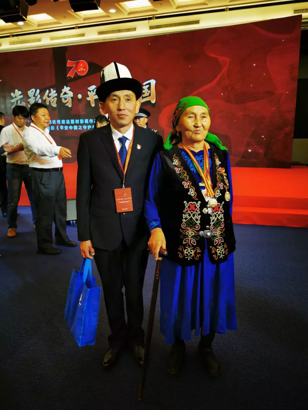 中央政法委邀请,77岁老人带着一块石头进京