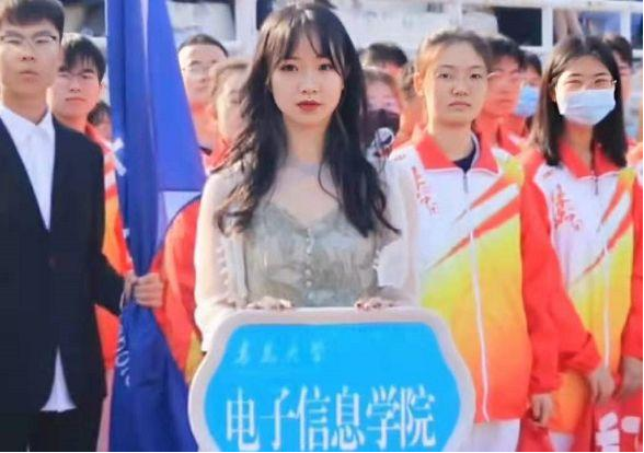 青岛大学运动会“举牌女生”火了，侧脸宛如明星，学校宣传费省了
