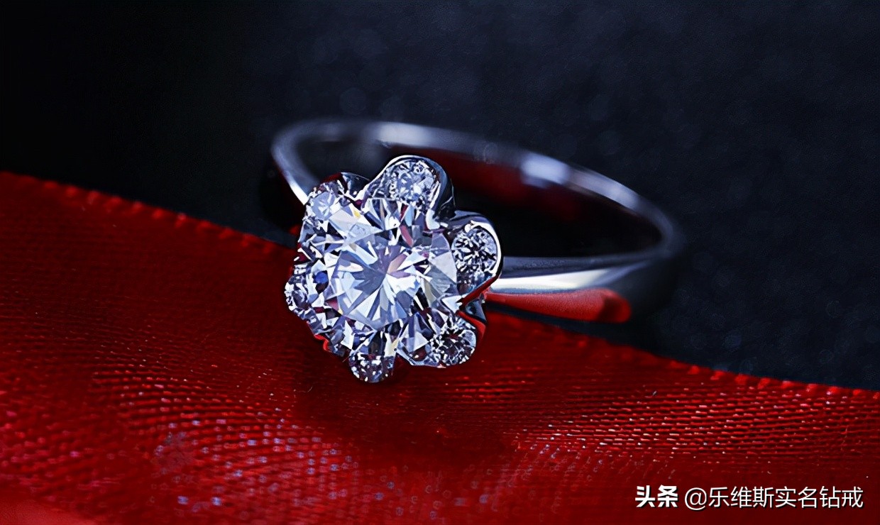 结婚纪念日送老婆什么戒指好（结婚纪念日送钻戒的意义）