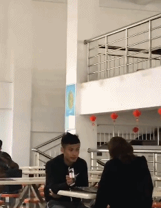 妹子在车上做出不雅行为，我该怎么去制止她
