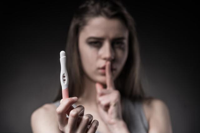 小情侣“偷尝禁果”，差点让女孩把小命都搭进去，再爱也别纵容他