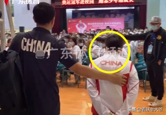 全红婵真有教养！进入会场后，有谁注意她这个举动，何教练教的好