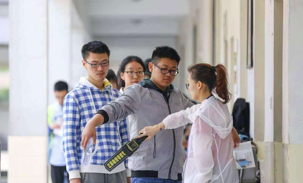 高考生作弊新方法，拍考题上传软件，网友：真是智商堪忧