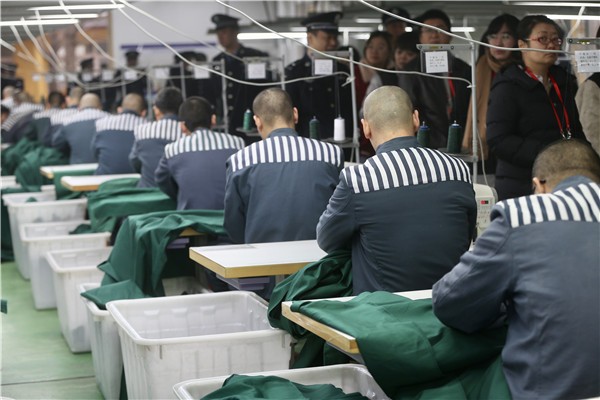 被判"无期徒刑"的犯人,在监狱里如何生活?工作有工资么?