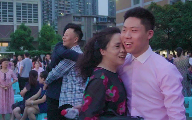 出席18岁！川大附中最特殊毕业成人礼,校长向680余名学生逐一挥手