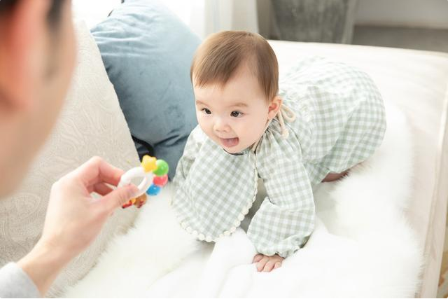 婴儿抬头（宝宝抬头越早发育越好）