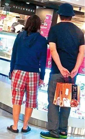 瞞不住了？一起逛夜市秘密同居，阿信和助理的戀情曝光了？
