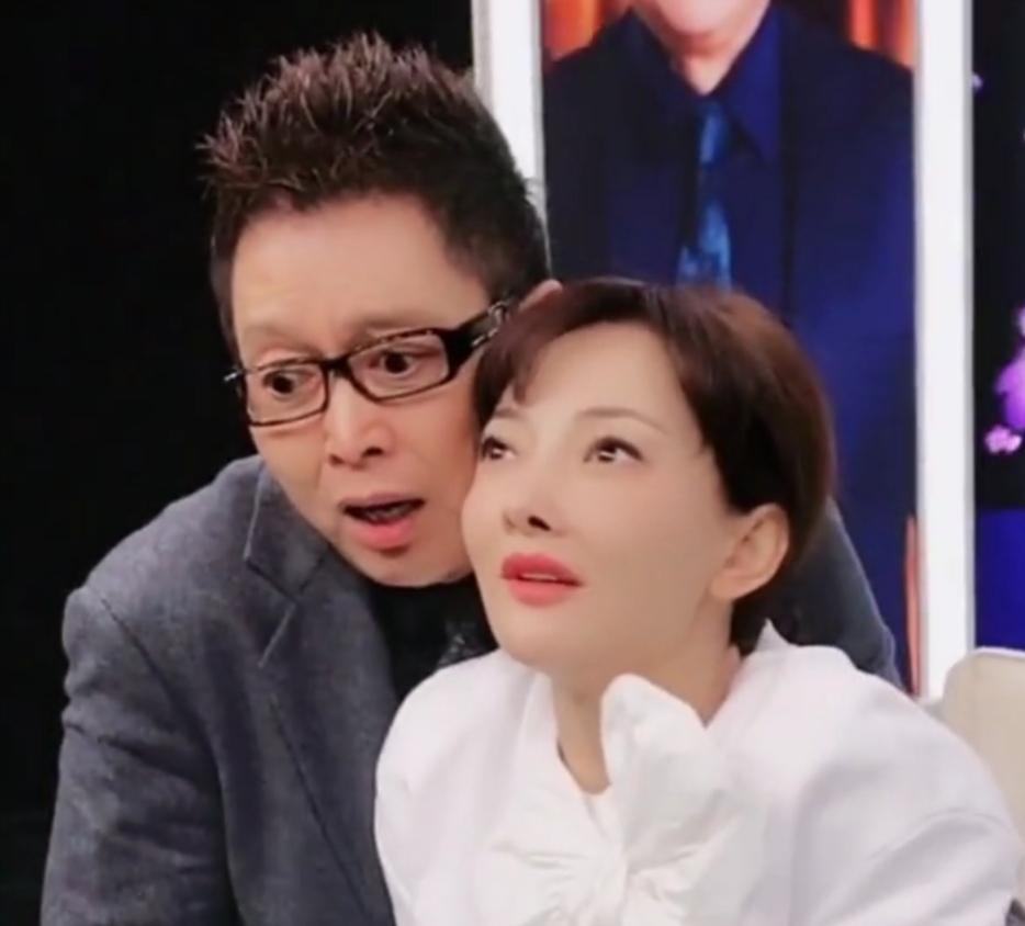 牛莉又晒近照，穿白毛衣和王为念共舞，状态超好不像快50岁的人