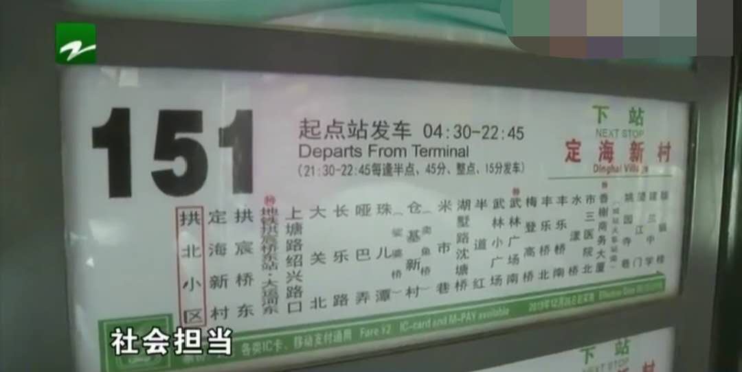 奥迪车路上突然着火冒烟，好心公交司机路过，提上灭火器冲上来
