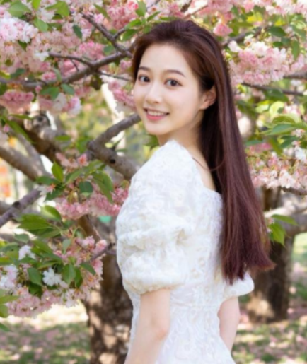 中传校花冯琳实习无缘央视，或与学历有关系，如今找到工作了吗？