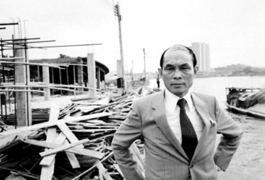 他是香港顶级富豪，为抗美援朝战争作出巨大贡献，去世时国旗盖棺