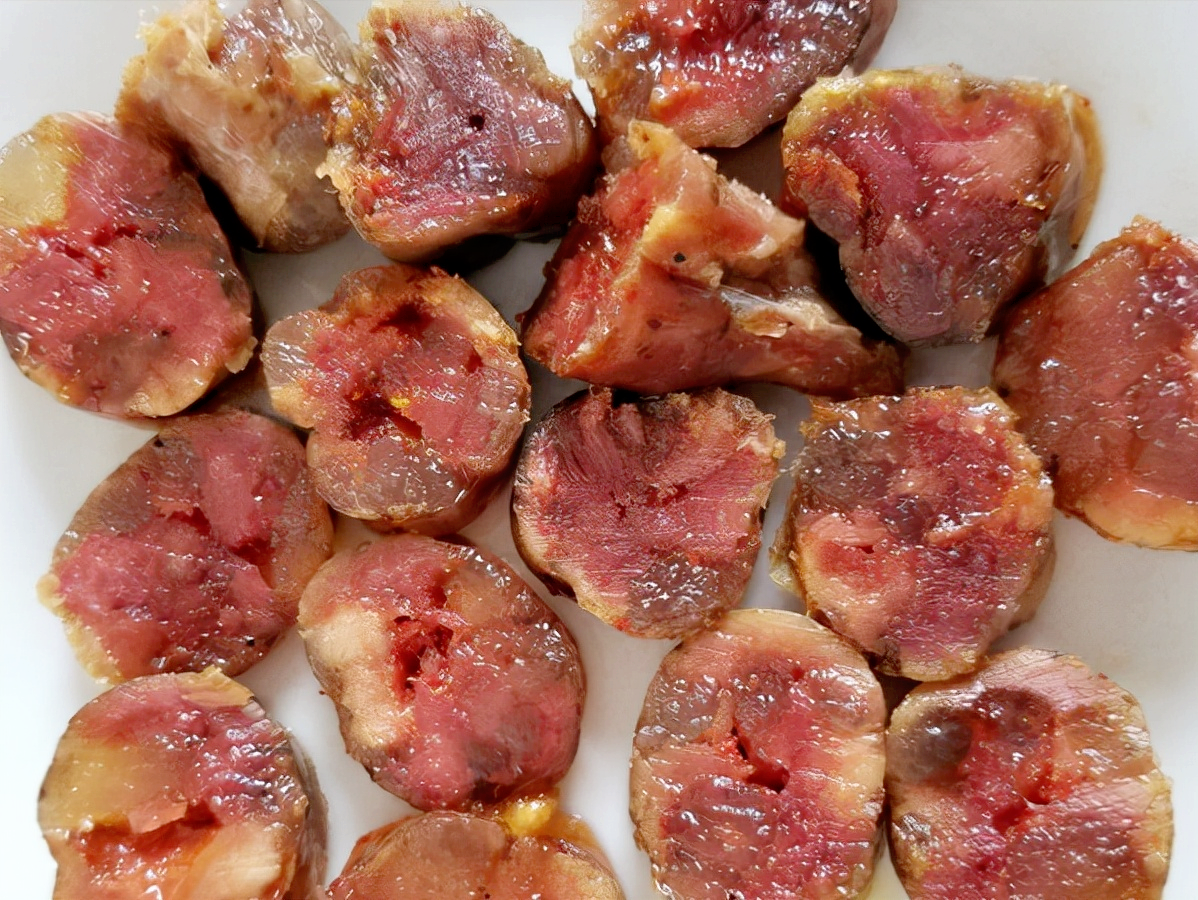灌香肠时，记住加盐比例很重要，香肠鲜香入味越嚼越香，还不发霉