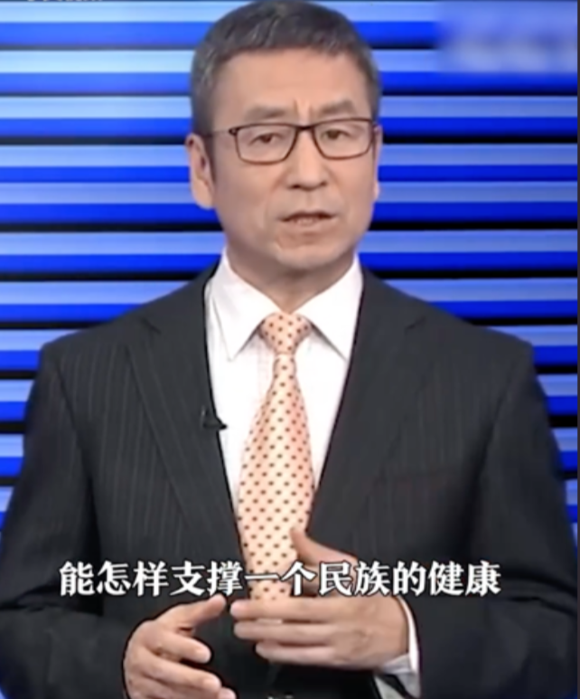 为什么世界杯要带小朋友(白岩松：课间让孩子玩耍强身壮体！各国幼儿园的娃都是以玩为主)