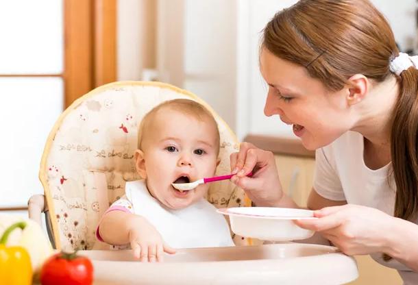孩子一岁后出现三种表现，可能是“咀嚼能力不足”，两招可改善