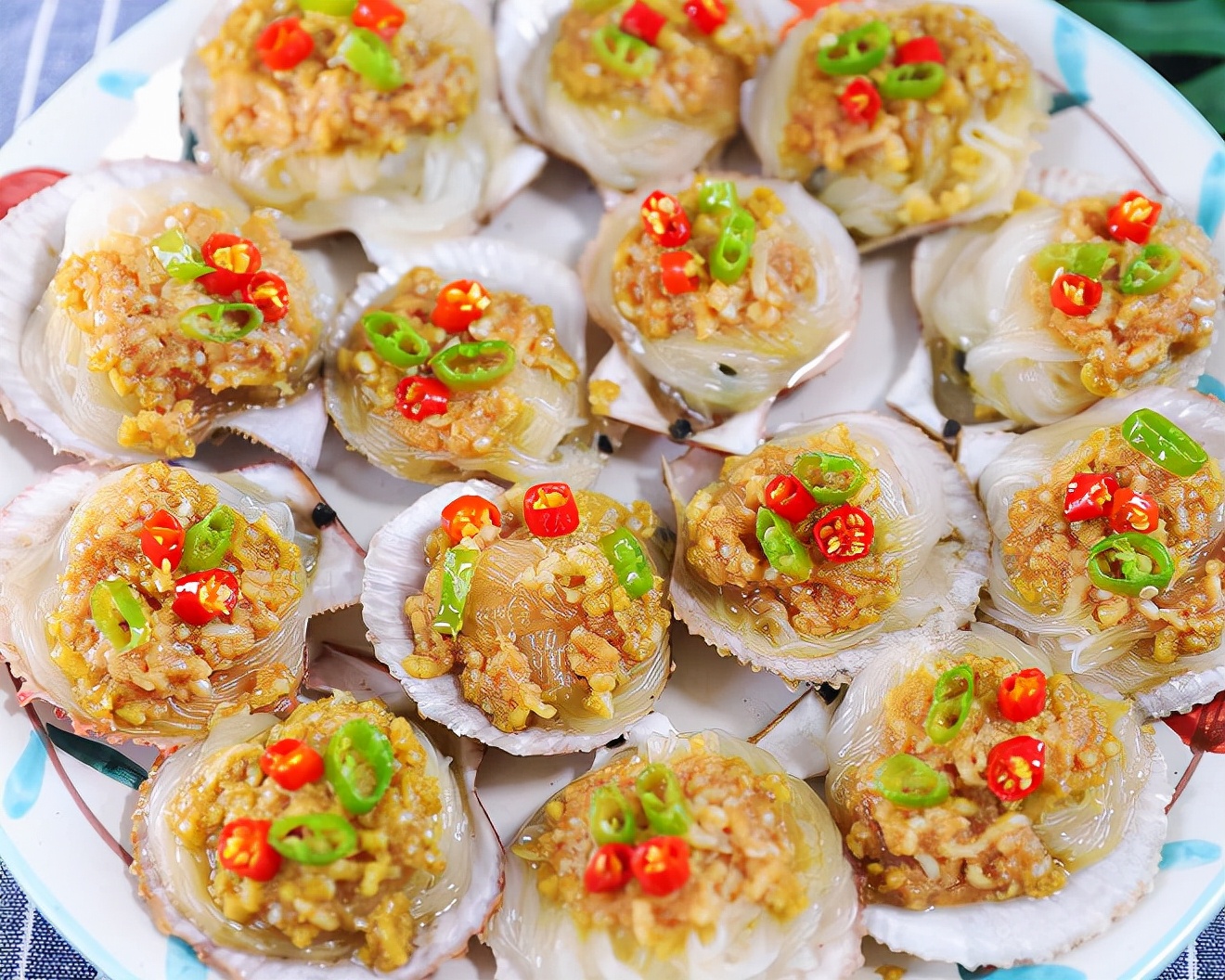 比如蒜香排骨,蒜蓉扇贝,蒜泥白肉.失去了蒜就等于失去了灵魂!