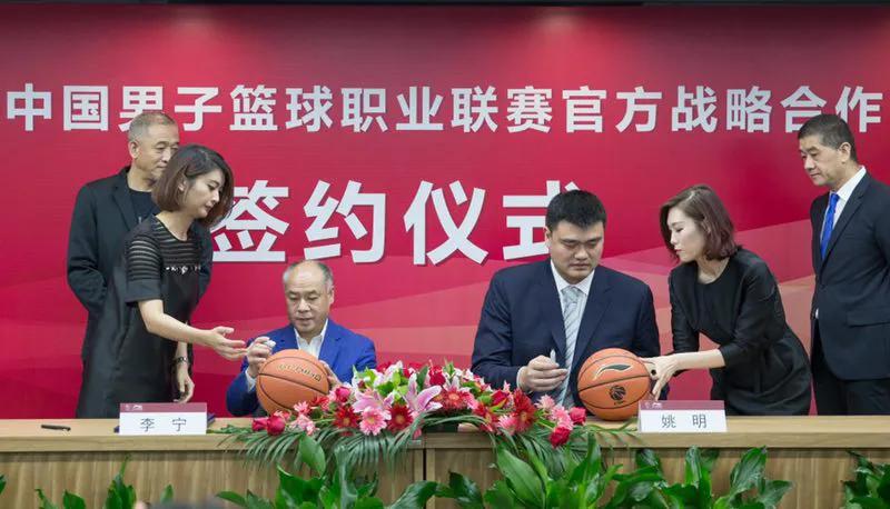 cba为什么能穿耐克鞋(“脱鞋门”后，易建联被允许在CBA穿耐克，为何他有特权？)