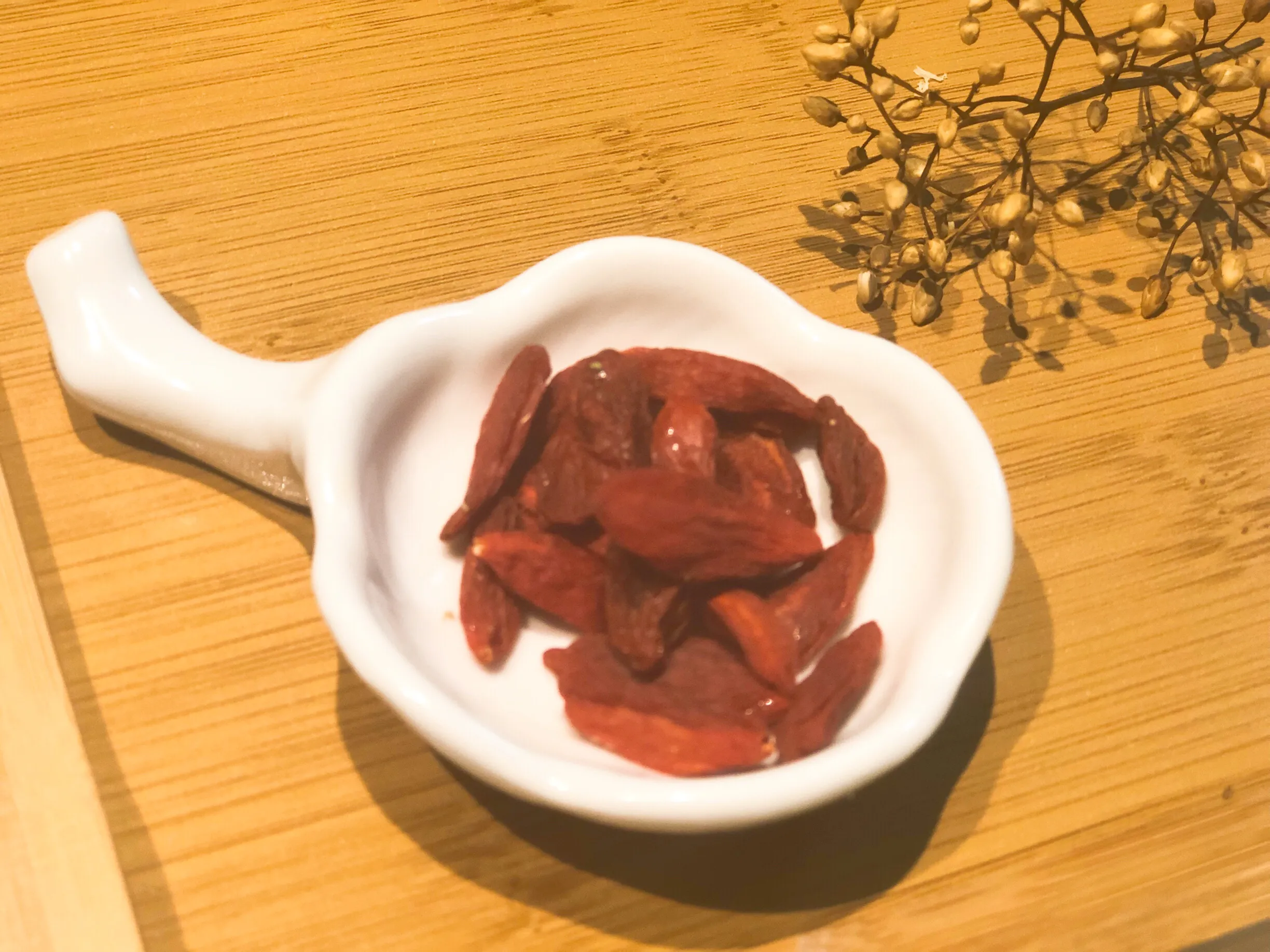 干贝竹荪汤，粤菜中的著名汤品，简单一炖，便可成就极致鲜味