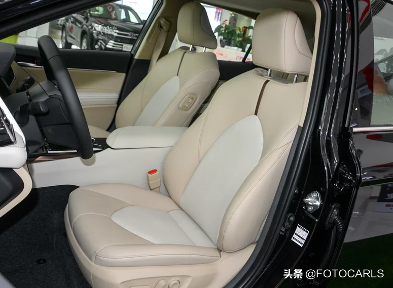 丰田凯美瑞2.0G豪华实拍，售价19.98万，这中控你真的满意么？