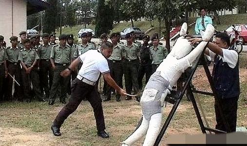 又是笞刑！古老的体刑彰显的却是新加坡法律至上的建国精神