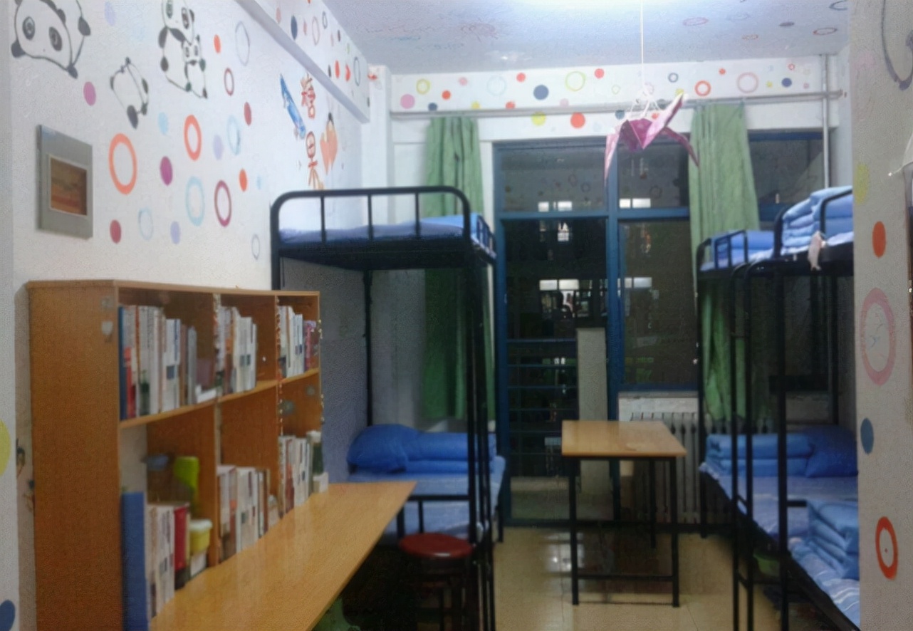 大学宿舍床位怎么选，上铺跟下铺谁更“受欢迎”？选错了后悔4年