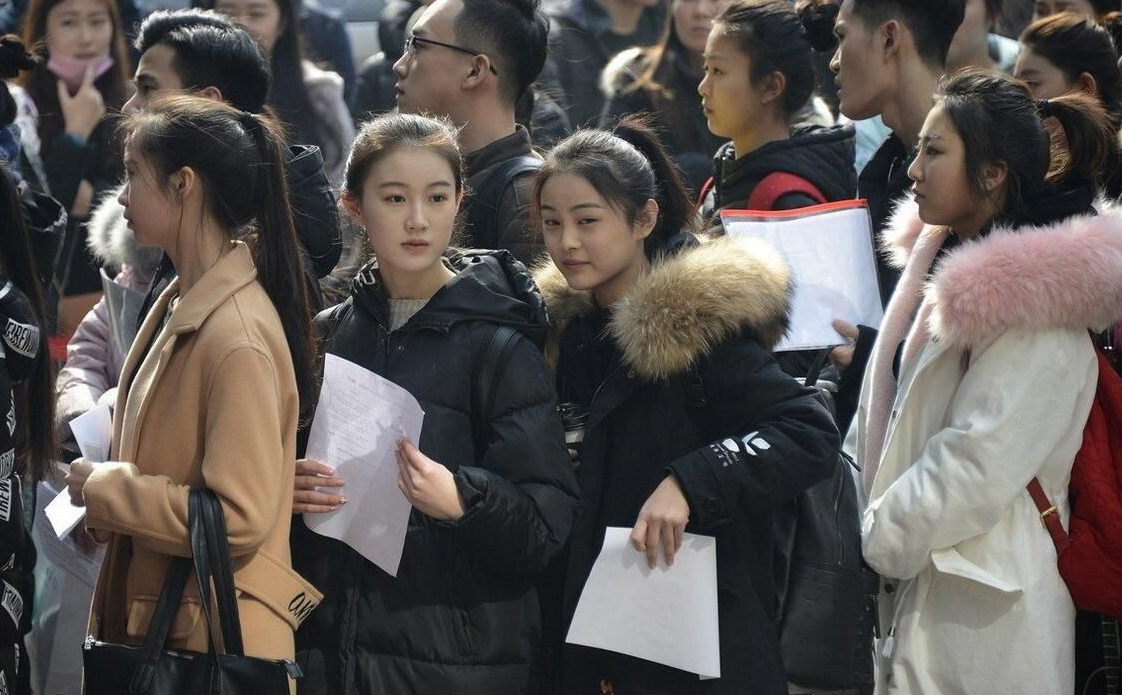 大学生就业难，部分毕业生表示很心酸，简历还没看就被淘汰了