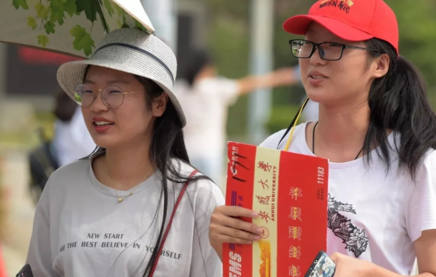 大一新生寝室标语走红，辅导员看后气笑，网友：00后人才果不其然