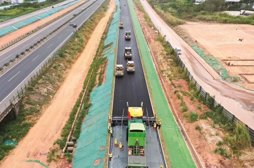 广东在改扩建一条高速公路，由4车道扩至8车道，已在全面建设中